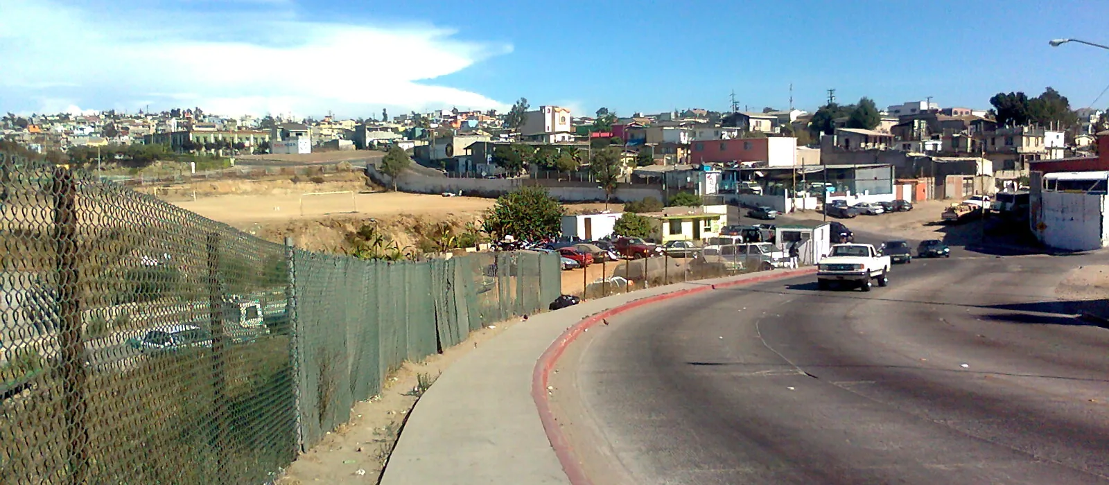 Vista de la Colonia El Rubí desde la avenida, Tijuana