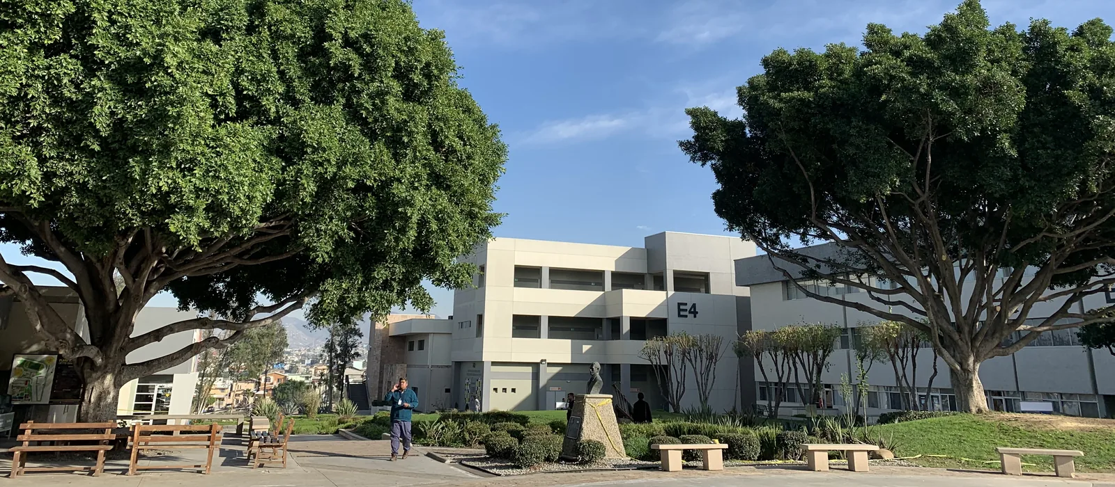 Explanada del campus Tijuana del CETYS Universidad, Colonia Lago Sur, Tijuana