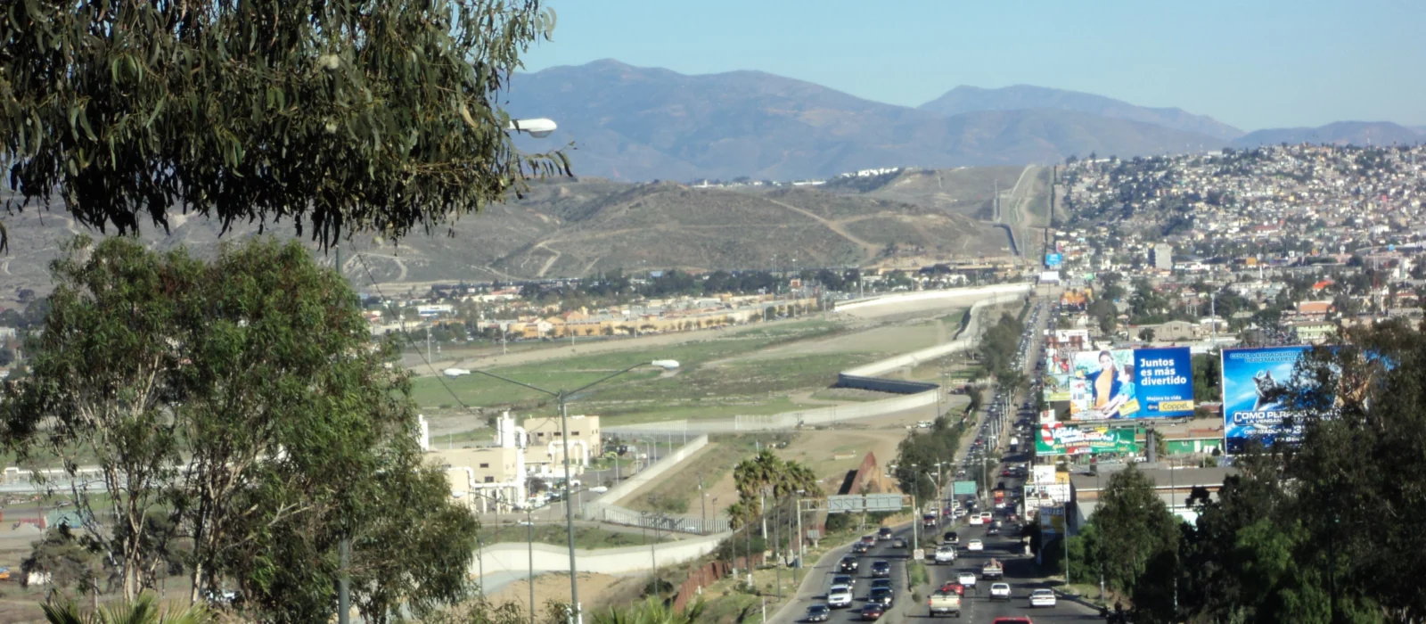 Línea internacional entre Tijuana y San Ysidro, junto a la Colonia Soler
